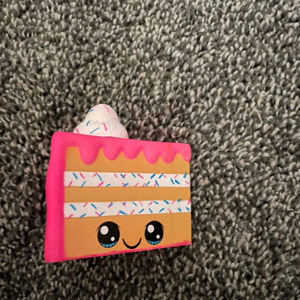 This is a cake slice squishy, it is in almost perfect condition and is a fun toy